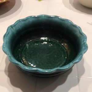 Vintage pottery. Green glaze. Hull USA F26